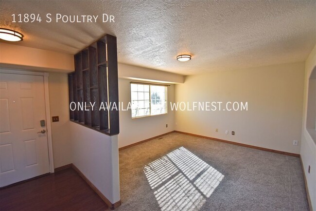 Building Photo - Beautiful 3 Bed Draper Top Floor Unit! No ...