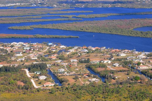 Enjoy our homey waterfront Cozy and Clean retreat in a Peace River neighborhood - with pool. - 3193 Desoto Dr