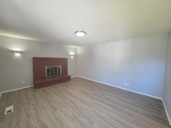 Building Photo - 7113 W Arrowhead Ave