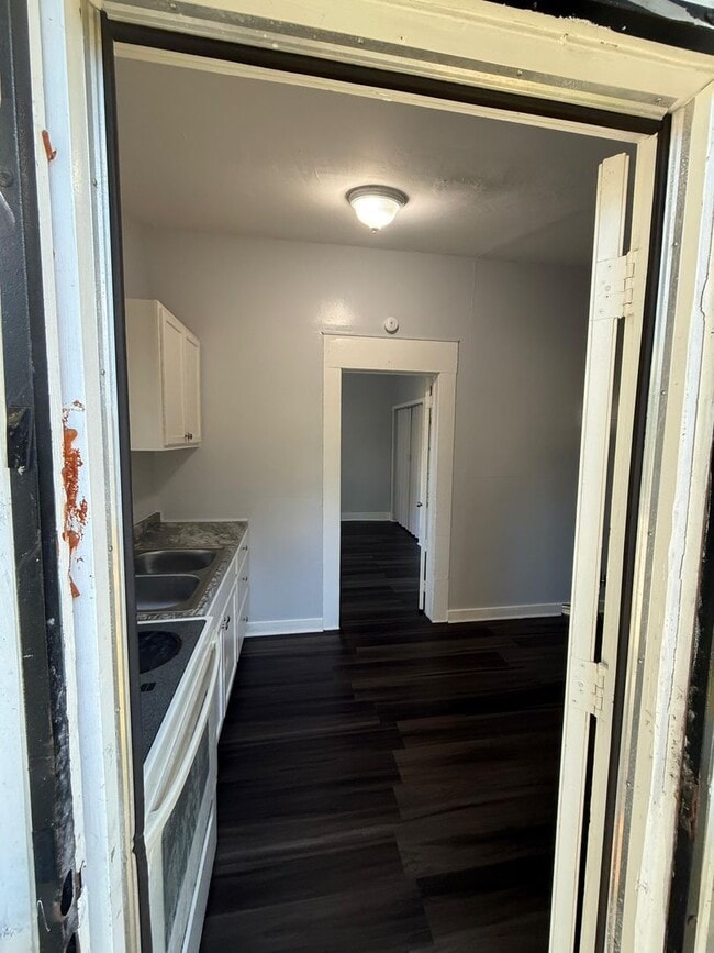 Building Photo - 1347 W 5th St