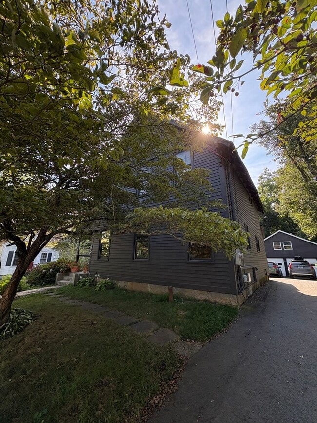 Building Photo - Cozy 3-Bedroom 1.5 -Bathroom Home with Fen...