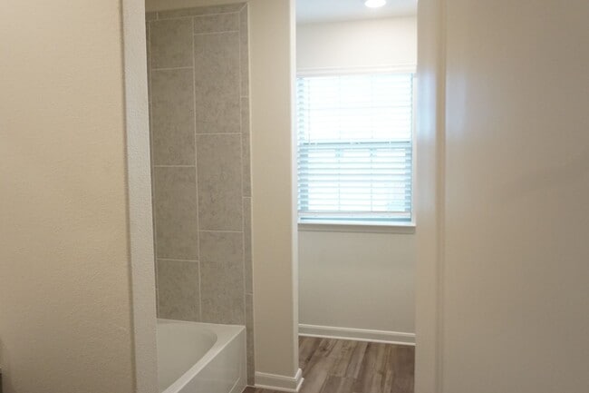 Building Photo - Modern 4 Bedroom Home in Windmill Farms with Community Pools and Trails