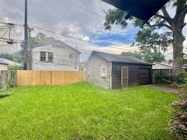 Building Photo - 831 Pizer St