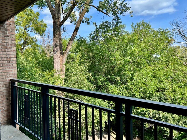 Building Photo - Bright and Relaxing 3rd floor OPEN CONCEPT 1 Bed / 1 Bath Condo For Rent! In-Unit Washer & Dryer!...