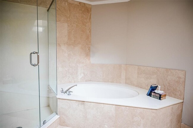 Building Photo - 5950 Lindenshire Ln