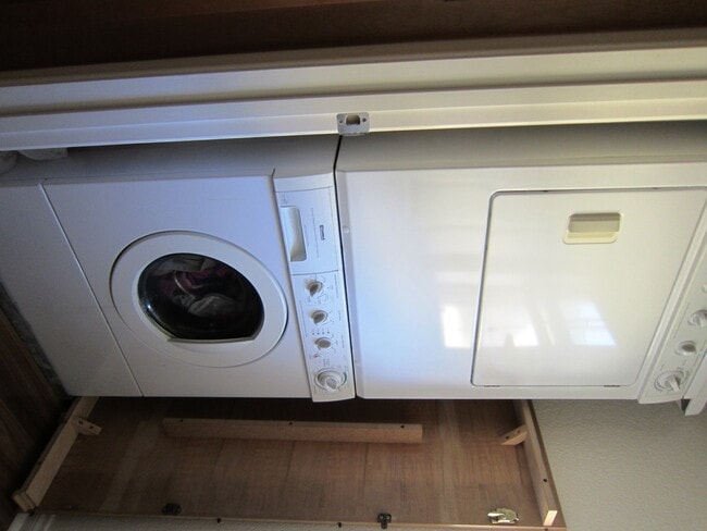 Building Photo - ESCALA - Luxury 2 / 2.5 Townhouse + 2 Car Garage in Gated Escala Community