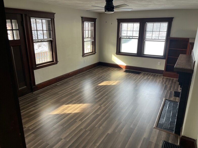 living room - 162 Montvale Ave