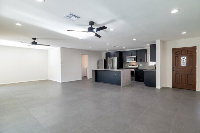 Building Photo - Large Trilevel home backing 60 with pool and close to ASU