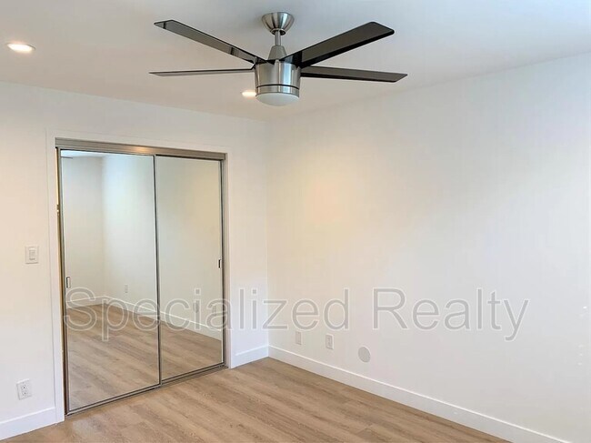 Building Photo - 12325 Moorpark St