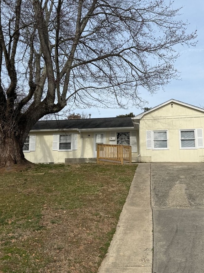 Building Photo - Large Home suitable for Residence or Business