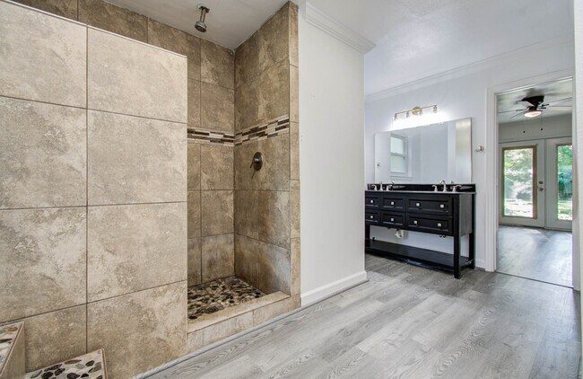 Building Photo - 674 Ravensworth Dr