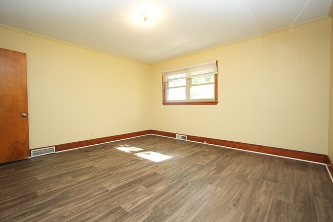 Primary Photo - Spacious 4-bedroom, 2-bath home