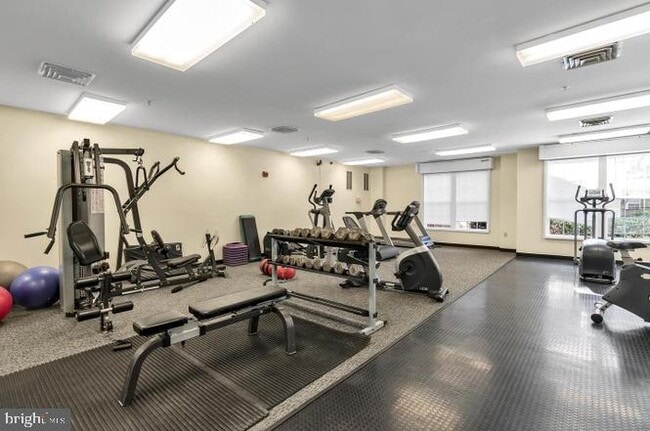 Building Photo - 801 S Greenbrier St