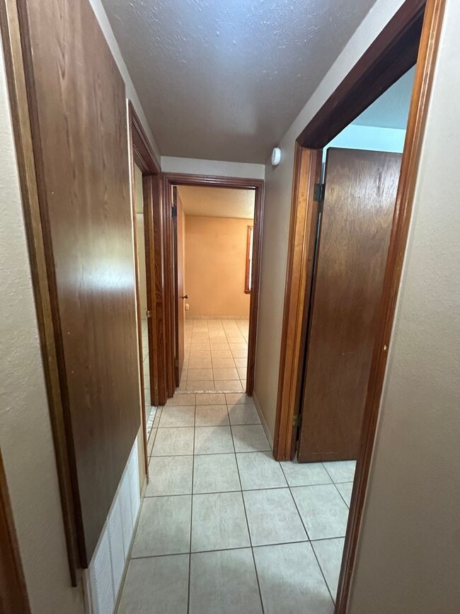 Building Photo - 16881 Beau-Kay Dr