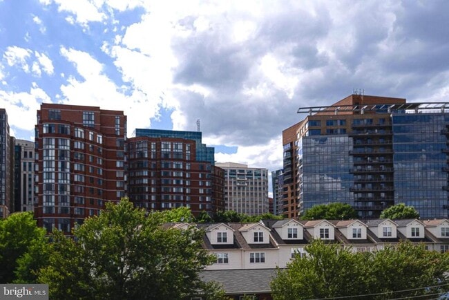 Building Photo - 1418 N Rhodes St