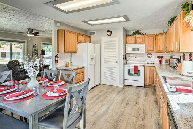 Building Photo - 1217 Falcon Ave