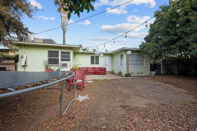 Building Photo - Large backyard - no back house!