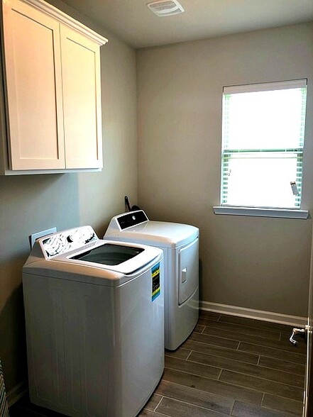 Laundry room - 1433 Meridian Dr