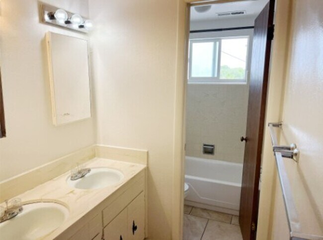 Building Photo - 2 Bed / 1 Bath Apartment in Provo!