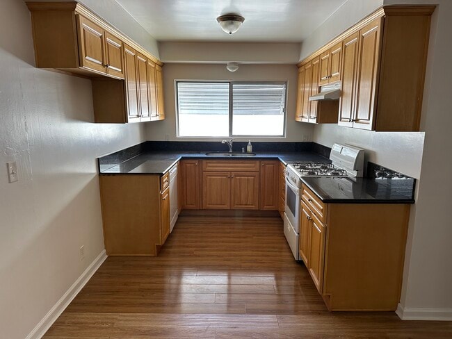 Building Photo - 10514 Moorpark St