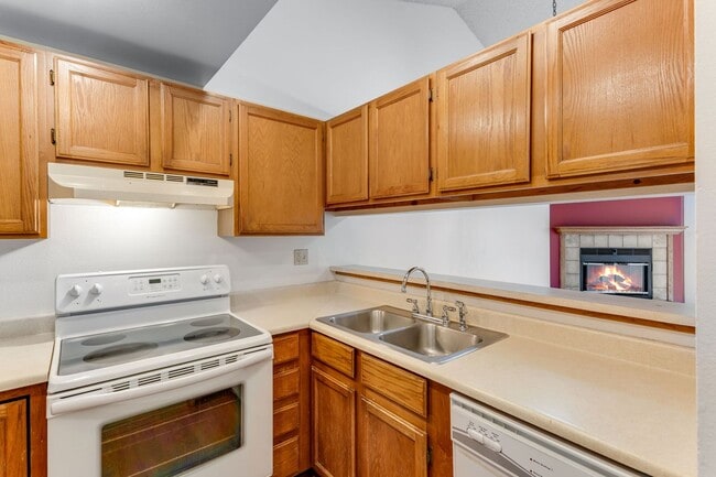 Building Photo - Cozy Condo in Convenient Location with Mou...