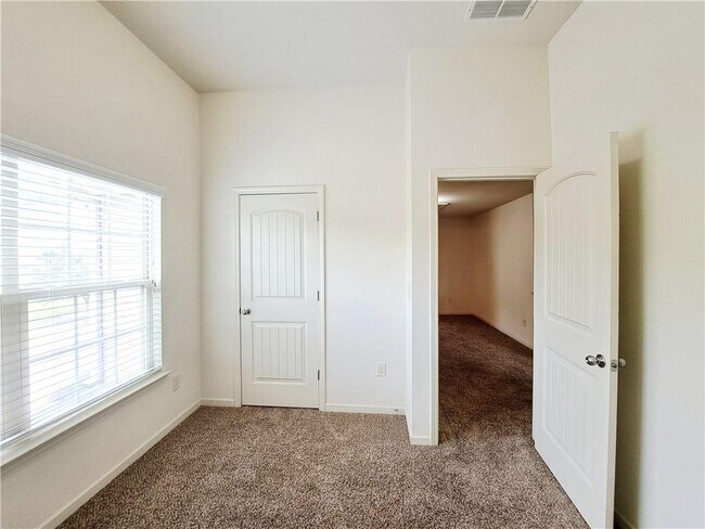 Building Photo - 867 Pine Ln