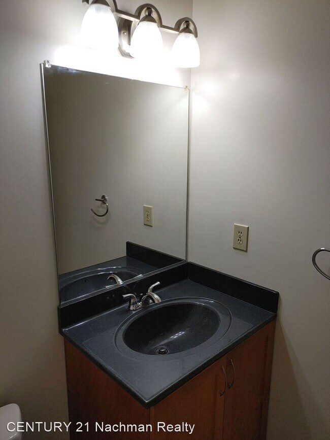 Building Photo - 2 br, 2.5 bath House - 676 Oleander Circle