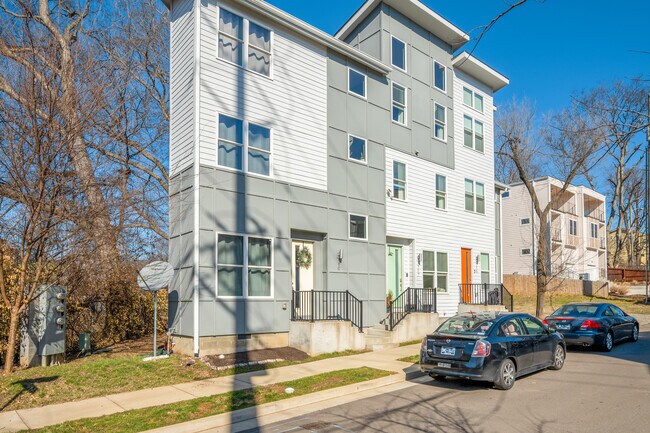 Building Photo - 717 Tral St