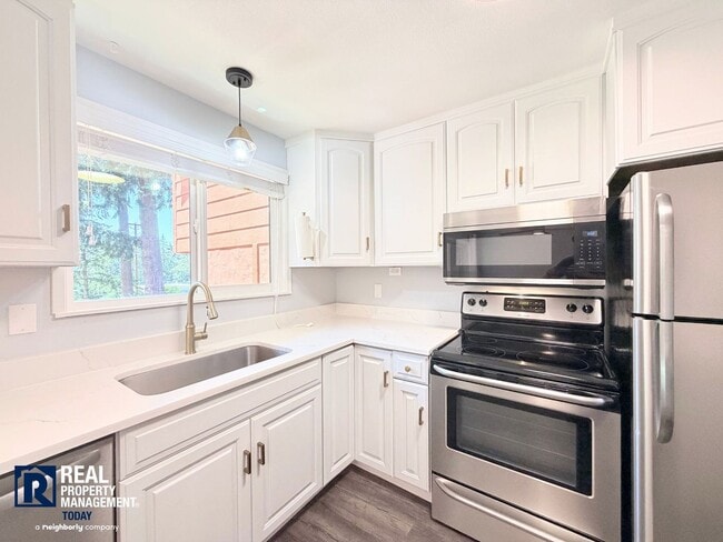 Building Photo - Freshly Updated Gig Harbor Townhome Near the Waterfront!