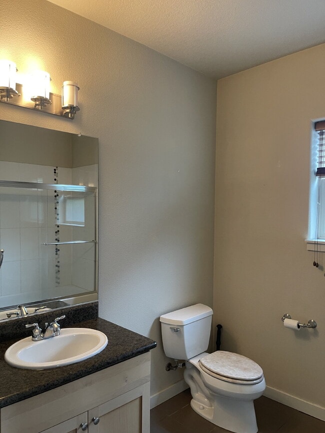Building Photo - 1 Bedroom, 1 Bathroom Condo with Modern Kitchen and Hardwood Floors
