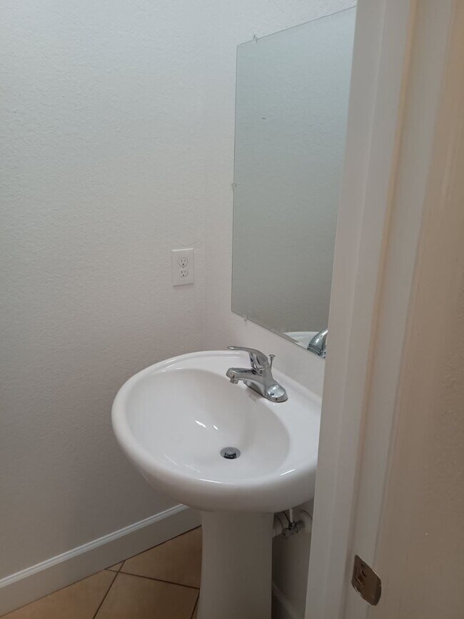 Building Photo - Spacious 4-Bedroom 2 Bathroom Apartment fo...