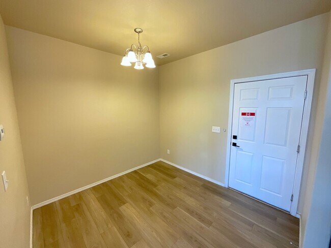 Building Photo - 3 Bedroom Townhome Available Near Constitu...