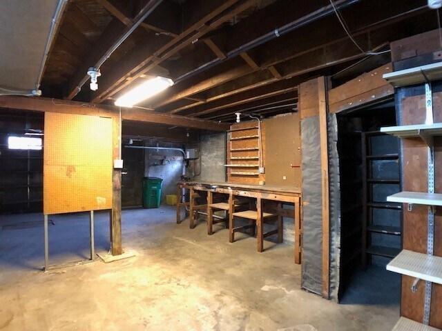 Building Photo - Hollywood District Home - 3 Bdrm 2 bths, 2290 sq. ft.