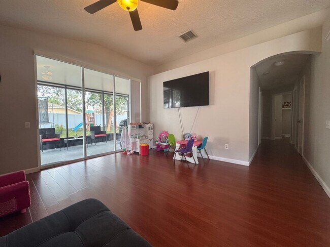 Building Photo - 4/2 in Gated Community near Tuskawilla Rd ~ Tile and Laminate Floors ~ Screened Patio ~  Communit...