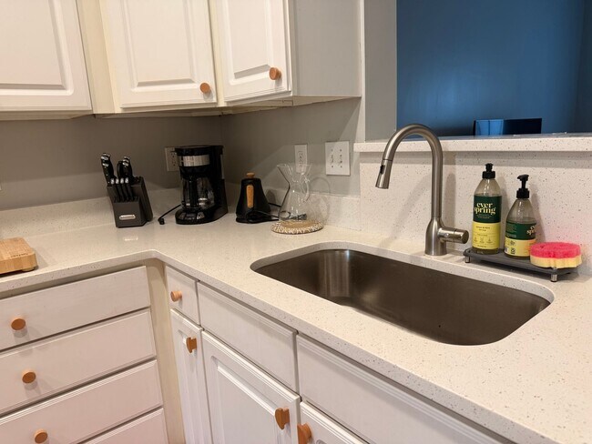 Building Photo - 3 bedroom fully furnished home, Pet Friend...