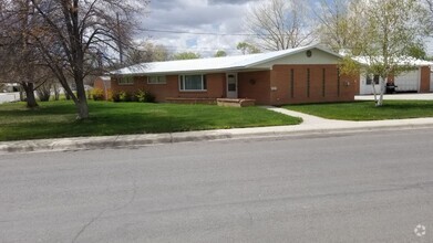 Building Photo - 904 Sherry Dr
