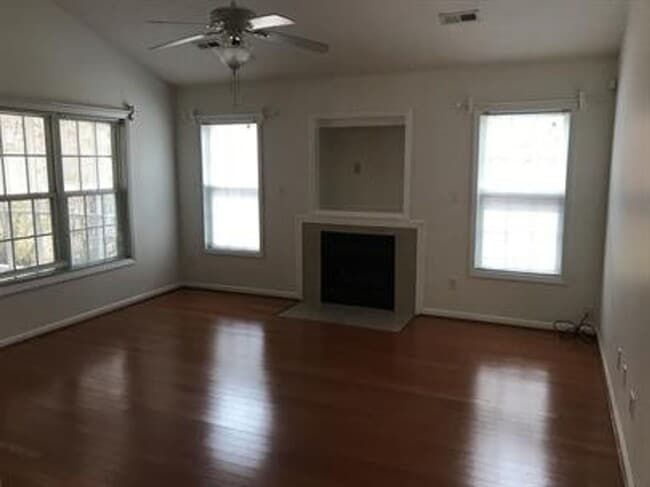 Building Photo - Carolina Lakes!!