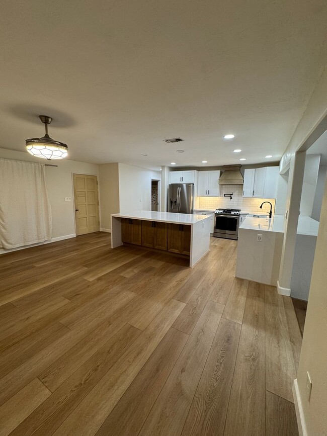 Building Photo - Beautifully Remodeled Home With Front & Si...