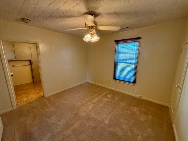 Building Photo - 6919 Deep Springs Rd