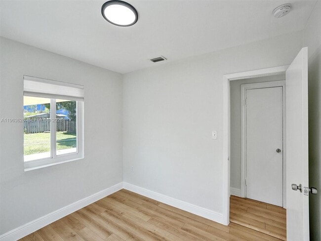 Building Photo - 1713 NE 15th Ave