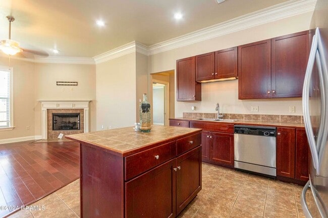 Building Photo - 3 bedroom, 2 bath home