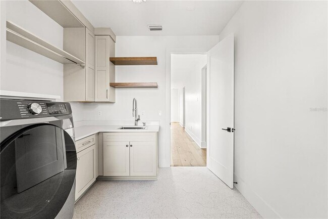 Building Photo - 531 Danube Ave