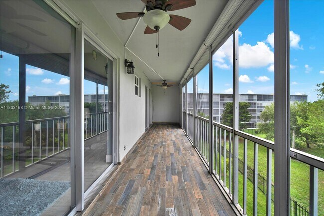 Building Photo - 950 Hillcrest Dr