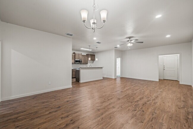 Building Photo - Beautiful Townhome Located South of Town N...