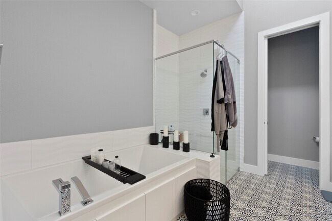 Building Photo - 2104 Dennis St