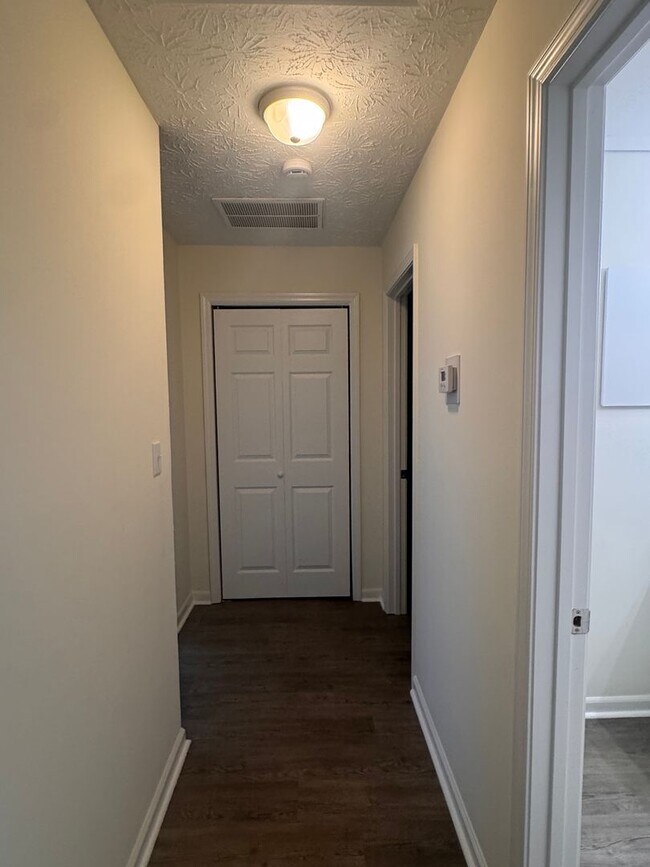 Building Photo - 1120 Sweetwater Cir