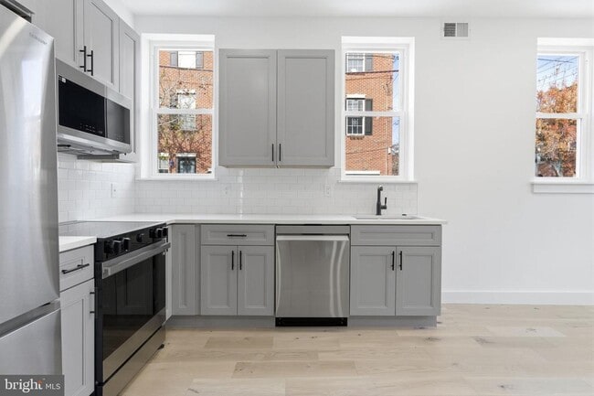 Building Photo - 2724 E Somerset St