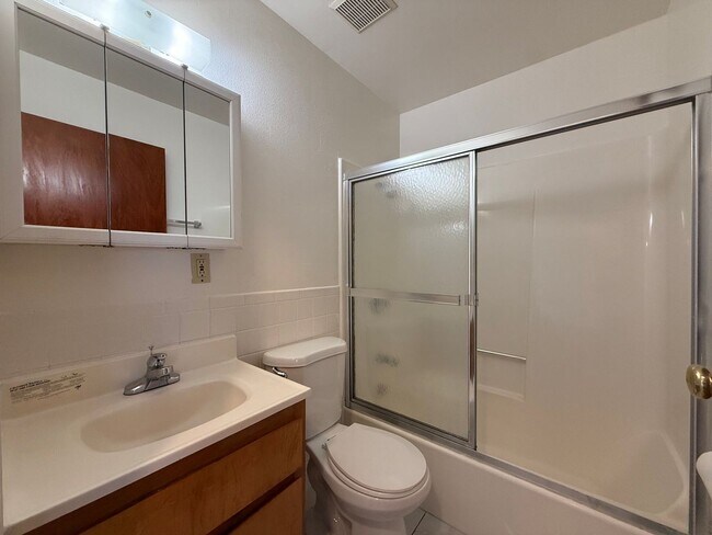 Building Photo - A bright and clean 2-bed, 1-bath home located in Oakland’s convenient Laurel District.