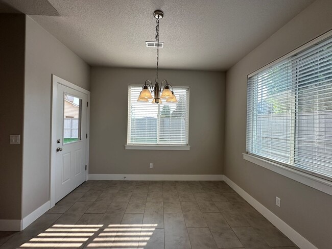 Building Photo - Centrally Located in Kennewick!