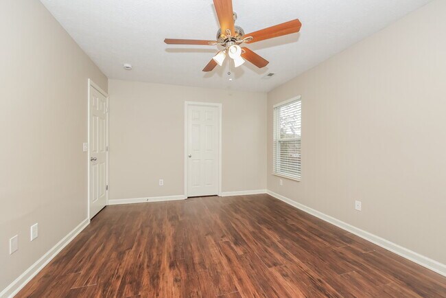 Building Photo - 909 Grand Oak Dr